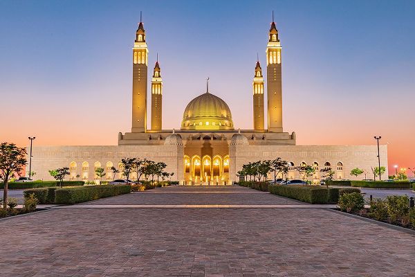 Wilson, Emily M. 아티스트의 Middle East-Arabian Peninsula-Oman-Ad Dakhiliyah-Nizwa-Sunset at the Sultan Qaboos Grand Mosque작품입니다.